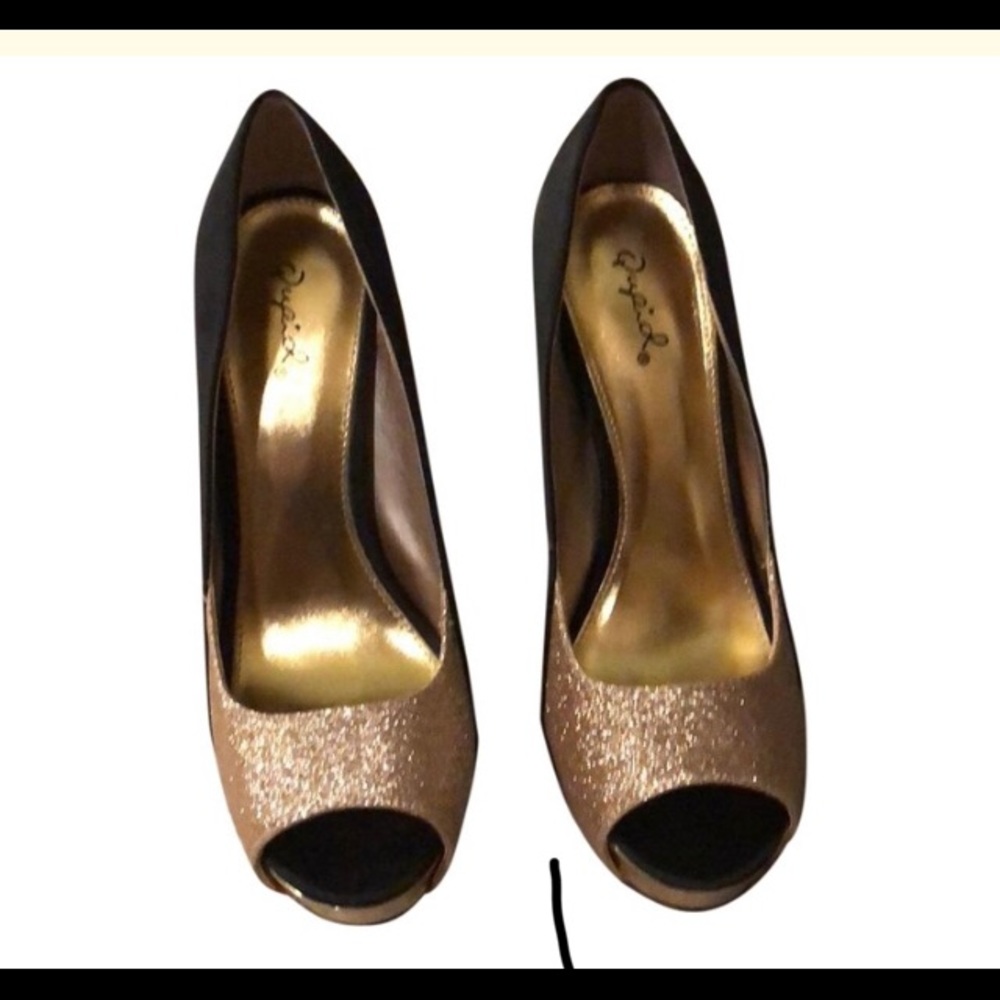Qupid Black and Glitter Gold NWOT Stilettos
